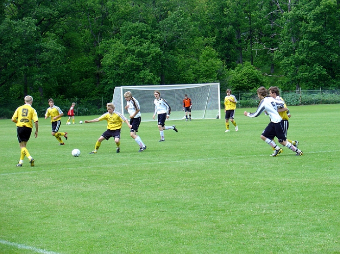 2004_0619_01.jpg - Södras nr.9 Martin Haglind och nr.6 Nicke Johansson i samarbete på mittfältet