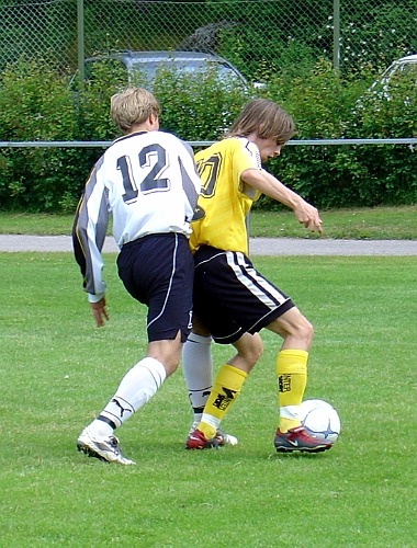 2004_0619_02.jpg - Södras nr.10 Tobbe Jansson hårt uppvaktad av en västeråsspelare