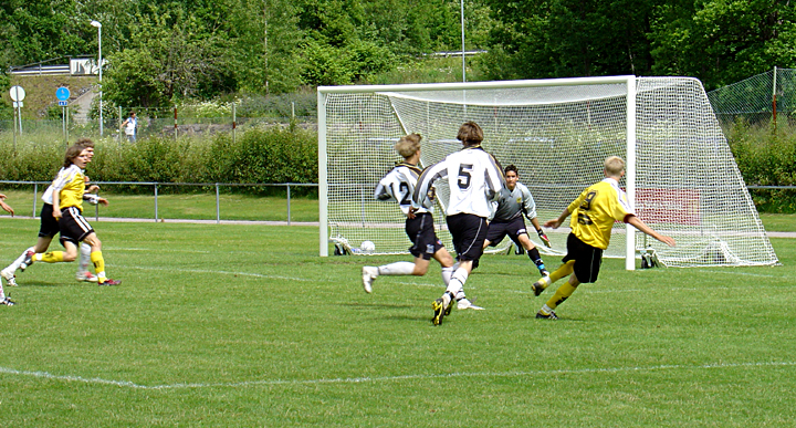2004_0619_03.jpg - En målchans för arbogas nr.9 Martin Haglind