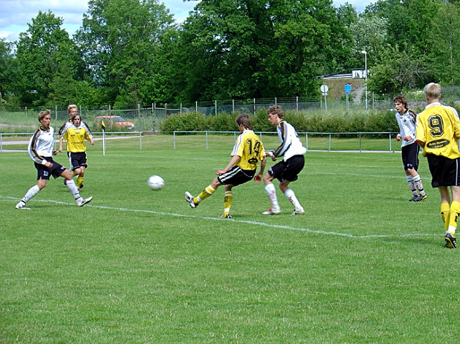 2004_0619_06.jpg - Södras nr.14 Ken Jansson söker en passning till Tobbe Jansson