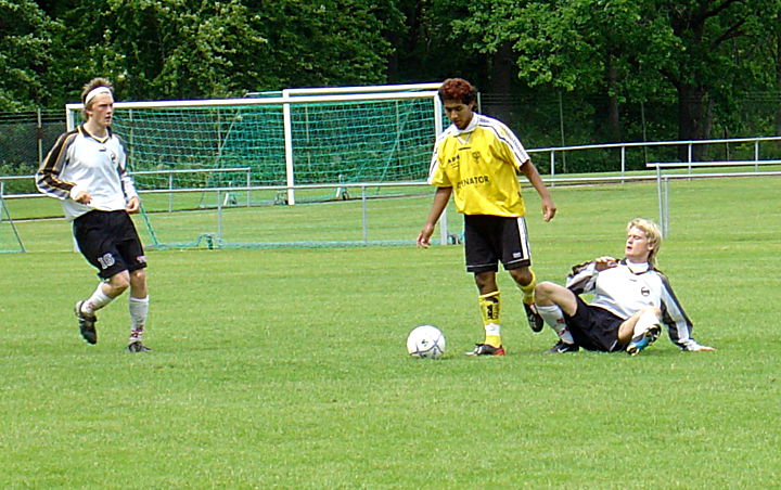 2004_0619_09.jpg - Arbogas Jonas Hammrlund blir avblåst för ojust spel