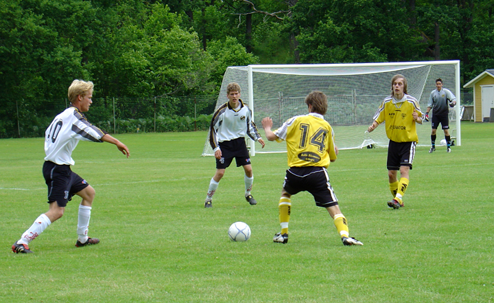 2004_0619_12.jpg - Södras Ken Jansson och Tobbe Jansson i samarbete