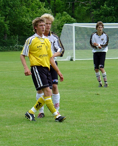 2004_0619_13.jpg - Arboga Södras Dennis Jansson markerad av en västeråsförsvarare