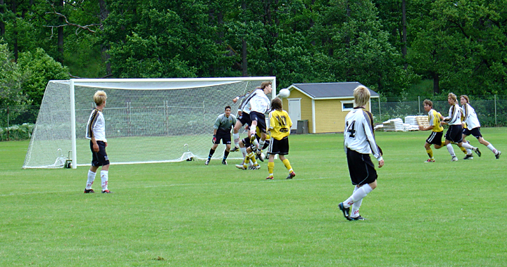 2004_0619_17.jpg - Ett arbogaanfall i slutet av matchen