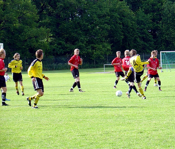 2004_0622_02.jpg - Södras nr.14 Ken Jansson provar skottlyckan