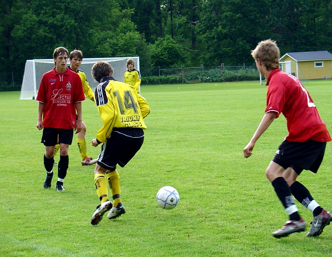 2004_0622_07.jpg - Nr.14 Ken Jansson var mycket löpstark och vann många närkamper mot kungsörarna idag