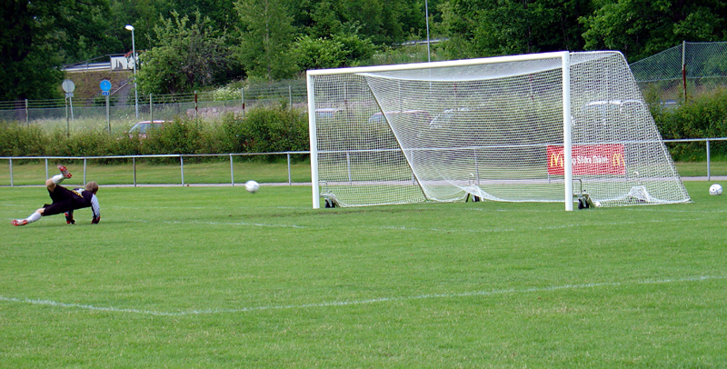 2004_0622_08.jpg - Här är ytterligare en boll på väg in bakom Kungsörs målvakt