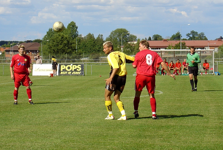 2004_0814_01.jpg - Södra's nr.5 Mikael Härdfeldt i nickduell med en Frankespelare.