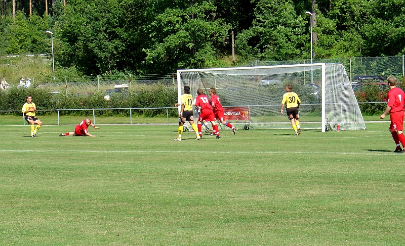 2004_0814_03.jpg - Arboga jagar ett ledningsmål i början av matchen.