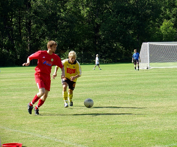 2004_0814_05.jpg - Södra's Martin Stjernfeldt bryter ett Frankeanfall.