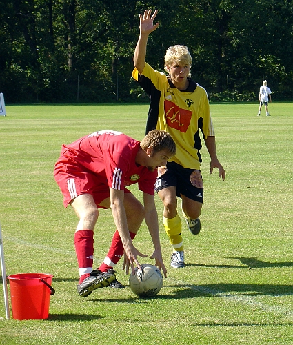 2004_0814_06.jpg - Arboga's nr.27 Martin Stjernfeldt vill få med sig inkastet, men det går till Frankespelaren.