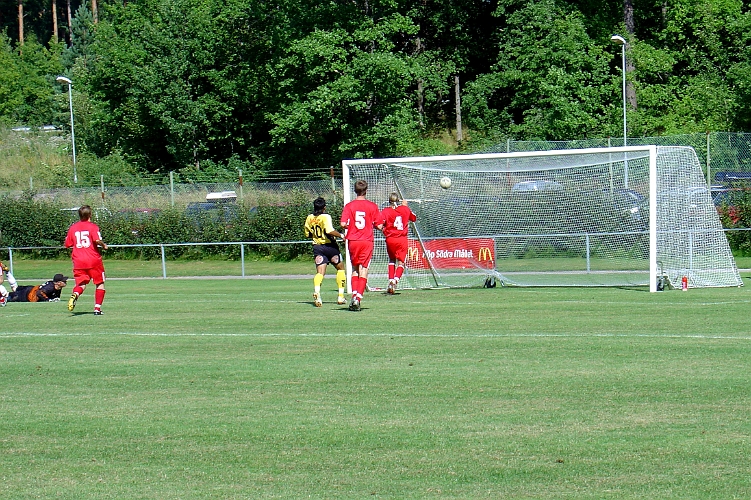 2004_0814_07.jpg - Här tar Södra ledningen med 1-0 på ett skott från vänsterkanten av Anders Kvist.