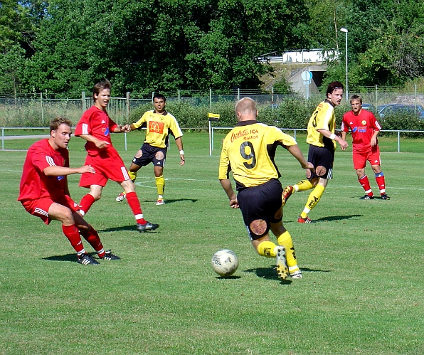 2004_0814_08.jpg - Södra's nr.9 Kristoffer Storm utmanar Frankeförsvaret.