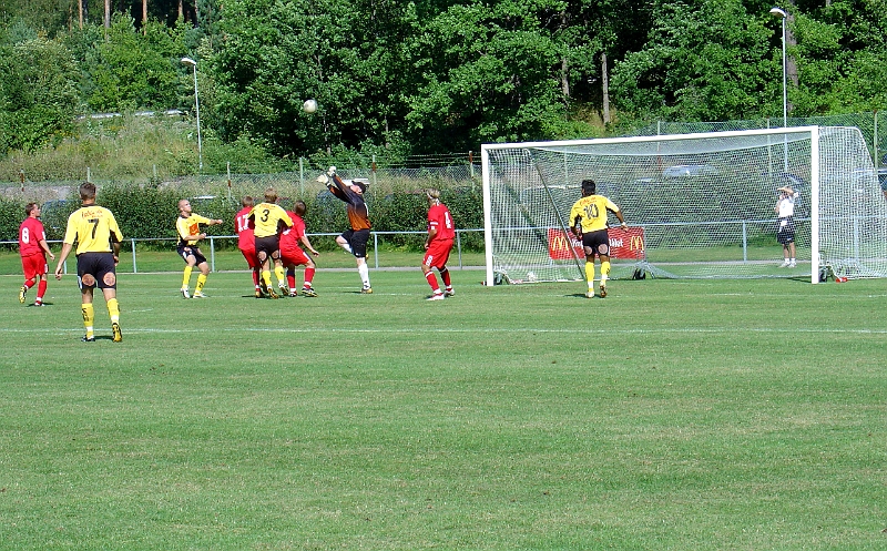 2004_0814_09.jpg - Franke's målvakt går upp och tar hand om bollen.