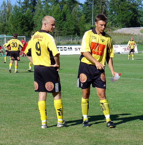 2004_0814_12.jpg - Södra's Kristoffer Storm och Anders Kvist i samspråk under en kort paus i spelet.