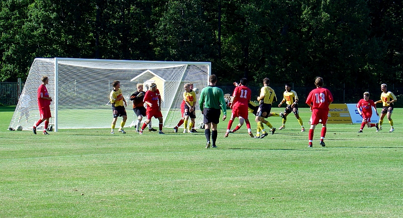2004_0814_13.jpg - Här är bollen återigen på mållinjen och dansar, men Franke kan rensa undan.
