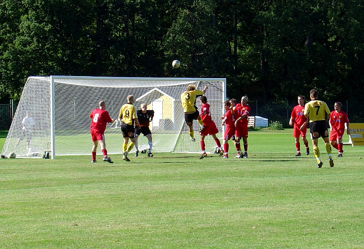 2004_0814_15.jpg - Här nickar Södra's nr.3 Johan Reinholdsson strax över.