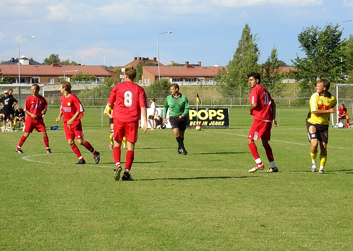 2004_0814_16.jpg - Arboga Södra's nr.30 Magnus Linder har precis vunnit en bollduell med Franke's nr.11