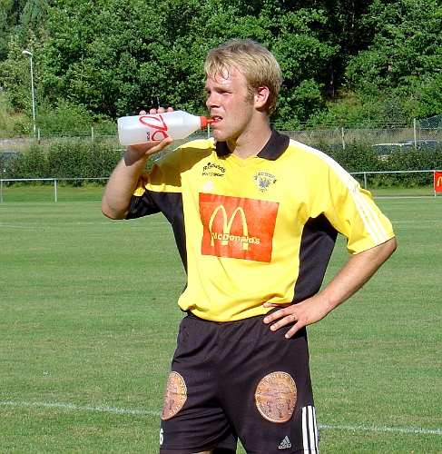 2004_0814_18.jpg - Södras nr.6 Johan Svensson tar en behövlig klunk vatten