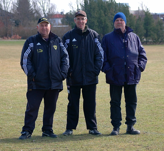 2005_0416_01.jpg - Glada Södraledare inför matchen.Fr.vänster "Salle", Bosse Nyströmmer och Blom