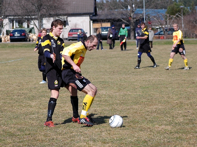 2005_0416_02.jpg - Södras nr.11 Edin Resulovic tar emot bollen och håller undan E-tunas försvarare.