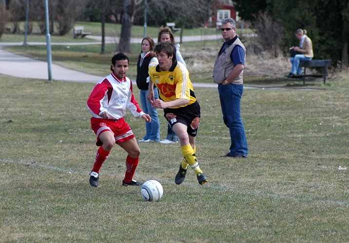 2005_0417_01.jpg - Arbogas nr.28 Ken Jansson i full fart på kanten