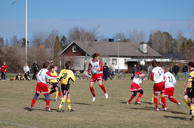 2005_0417_02.jpg - Fellingsbro försvaret rensar undan.