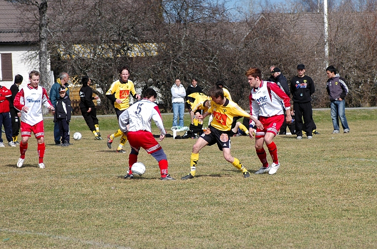 2005_0417_04.jpg - Ken Jansson i kamp om bollen med motståndarförsvaret