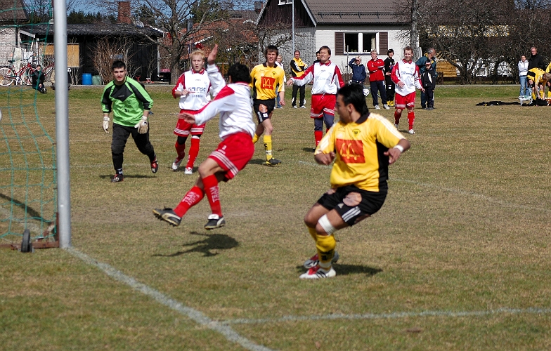 2005_0417_06.jpg - Arbogas Victor Huerta är nära att göra ett mål för Arboga.