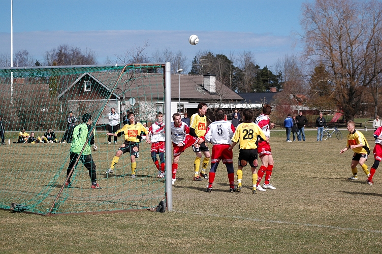 2005_0417_07.jpg - Arboga pressade på i första halvlek.