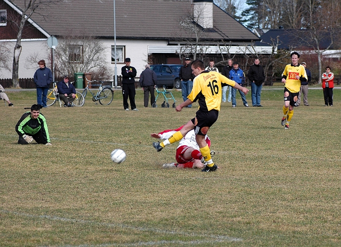 2005_0417_10.jpg - Här rullar Nr.16 Per Åkerlind in 1-0 till Arboga Södra IF