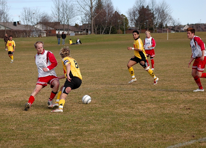 2005_0417_11.jpg - Nr.8 David Wretefelt vinner en närkamp på mittfältet.