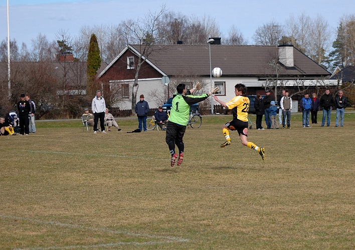 2005_0417_12.jpg - Arbogas Ken Jansson är framme och oroar fellingsbro målvakten.