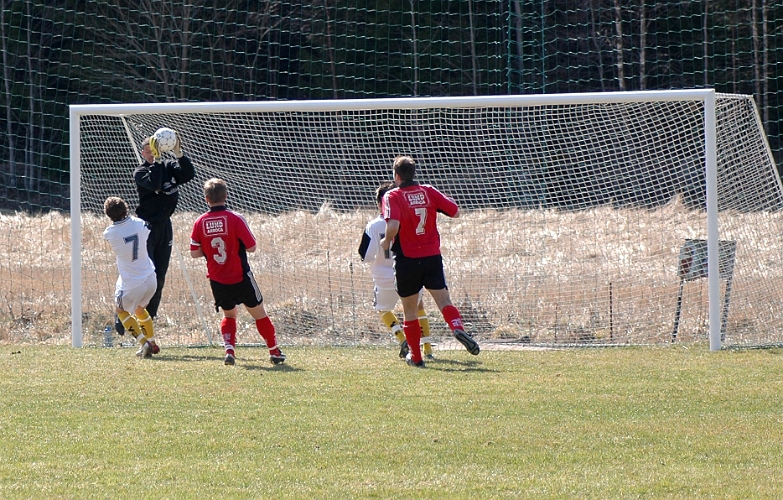2005_0423_06.jpg - Värhultas målvakt fick mer att göra i andra halvlek.