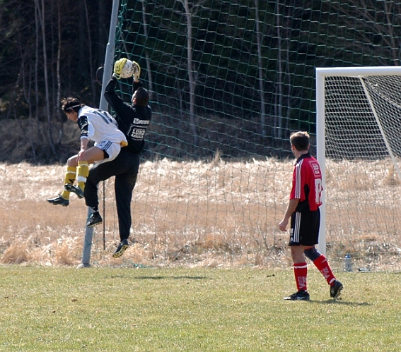 2005_0423_07.jpg - Ännu en duell mellan södras anfallare och värhultas målvakt.