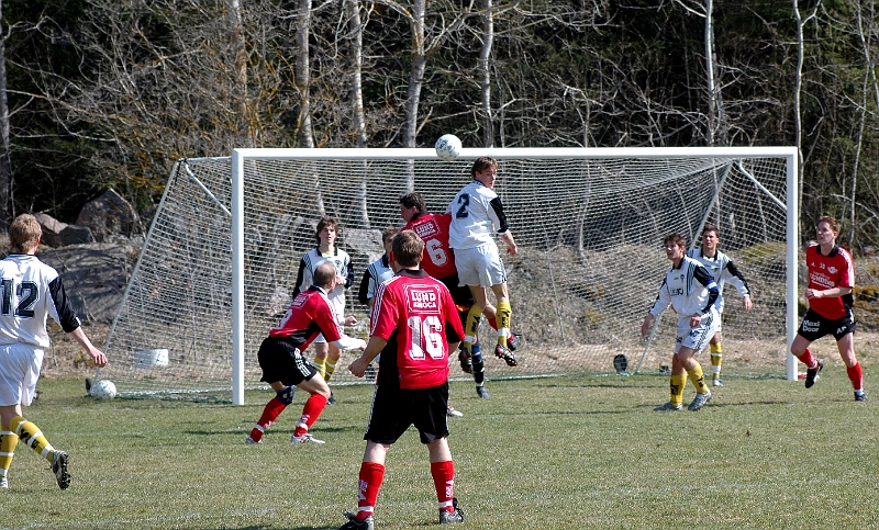 2005_0423_08.jpg - Här är det nära att Värhulta går upp i ledningen i matchen, först nickar Södras nr.2 Sebbe Fahlberg undan bollen .......