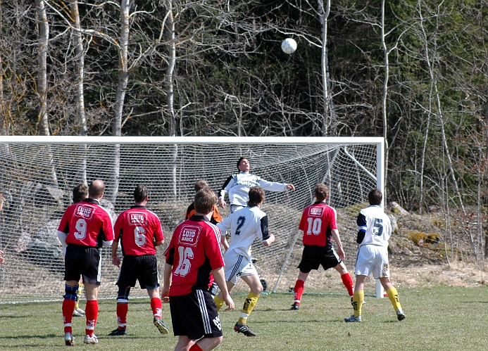 2005_0423_09.jpg - Sedan nickar Södras Danne Pettersson undan bollen strax framför mållinjen.
