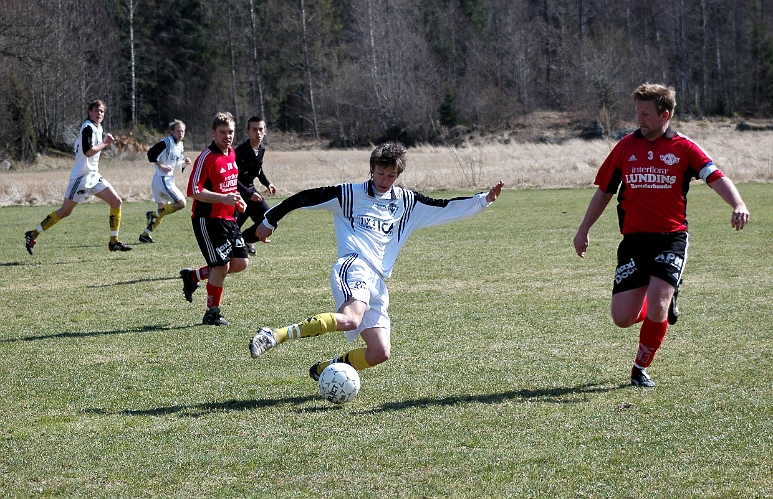 2005_0423_10.jpg - Södras Ken Jansson på väg framåt i flygande fläng.