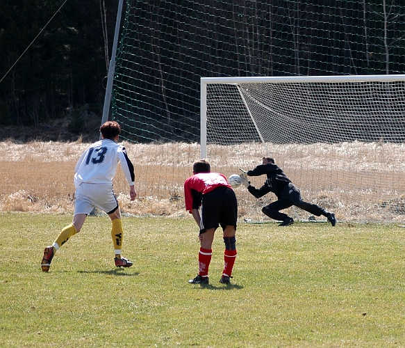 2005_0423_11.jpg - Här kan Södra slå in det avgörande målet på straff, men Värhultas målvakt gör en fin räddning.