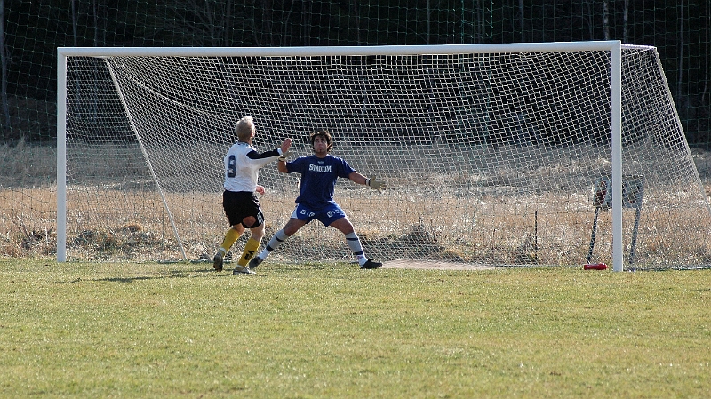 2005_0424_02.jpg - Södras nr.9 Kristoffer Storm är framme och oroar målvakten på en höjdboll, men bollen dalar ner bakom ribban.