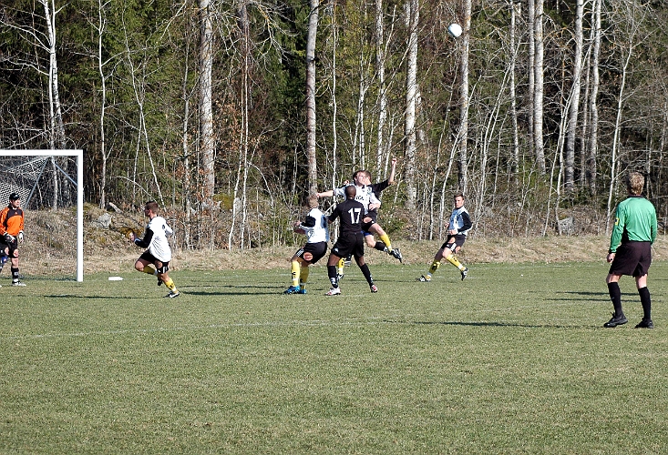 2005_0424_03.jpg - Södras Johan Svensson nickar undan en höjdboll i försvaret.