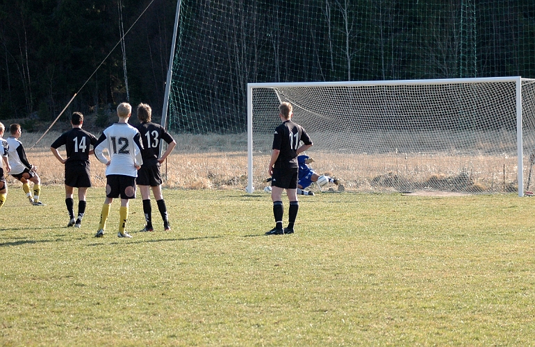 2005_0424_05.jpg - Här tar Arboga södra ledningen med 1-0 på straff genom Mikael Härdfeldt.