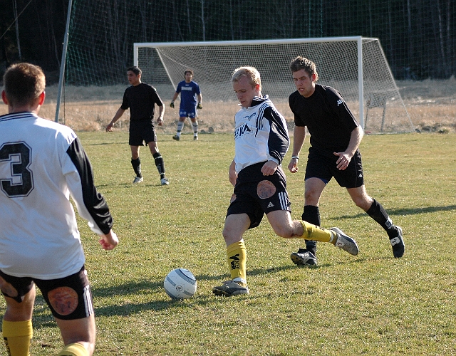2005_0424_06.jpg - Södras forward nr.9 Kristoffer Storm tar emot och spelar vidare.