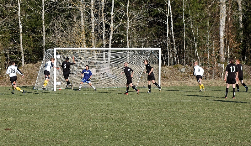 2005_0424_10.jpg - Här nickar nr.14 Jakob Fransson fram bollen mot bortre stolpen.......