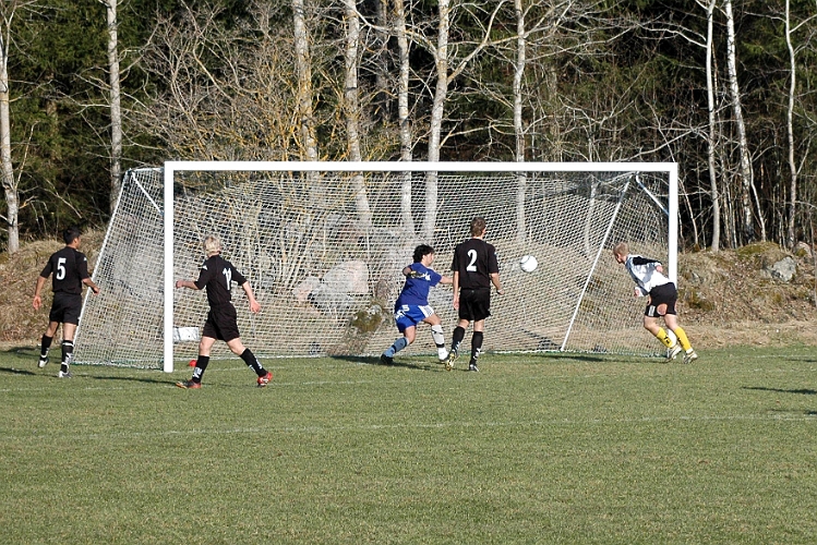 2005_0424_11.jpg - Och där dyker nr.9 Kristoffer Storm upp och nickar in 4-0 till Arboga Södra