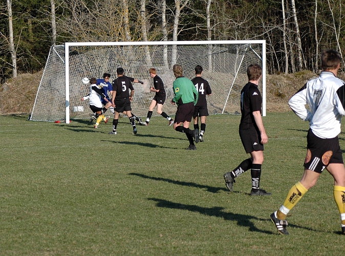 2005_0424_12.jpg - Södras Jocke Bertilsson är framme och oroar gästernas målvakt.