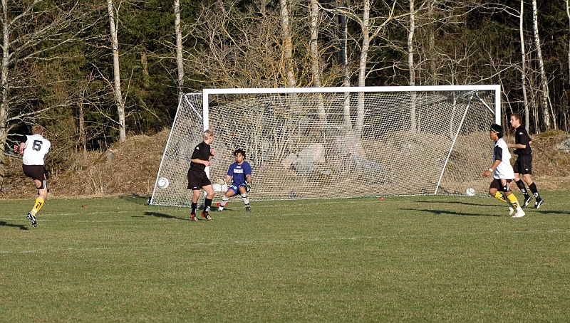 2005_0424_13.jpg - Här fastställer södras nr.6 Johan Svensson slutresultatet till 5-0 för Arboga med ett hårt skott som går in i bortre burgaveln.