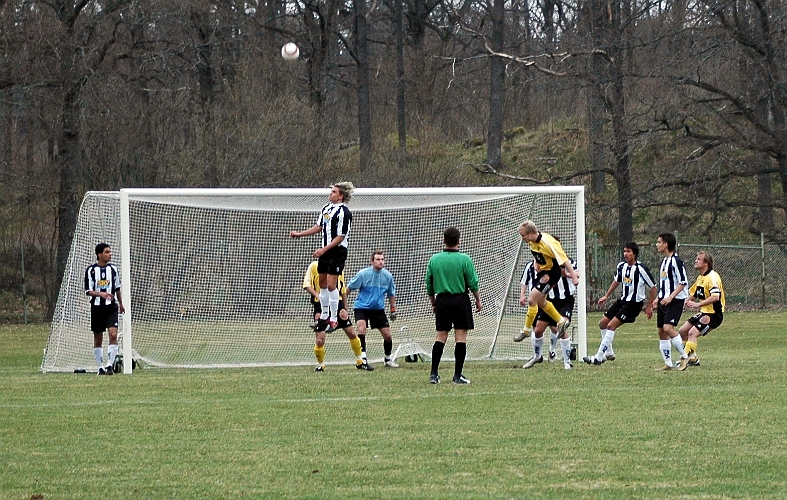 2005_0430_02.jpg - Ytterligare ett södraanfall som juventus försvar får nicka undan.