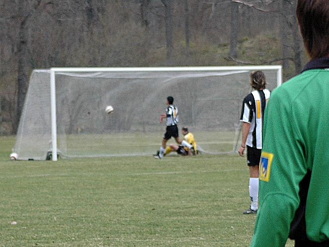 2005_0430_04.jpg - Här tar Arboga ledningen med 1-0 genom nr.11 Edin Resulovic, linjemannen kom precis i vägen för fotografen.