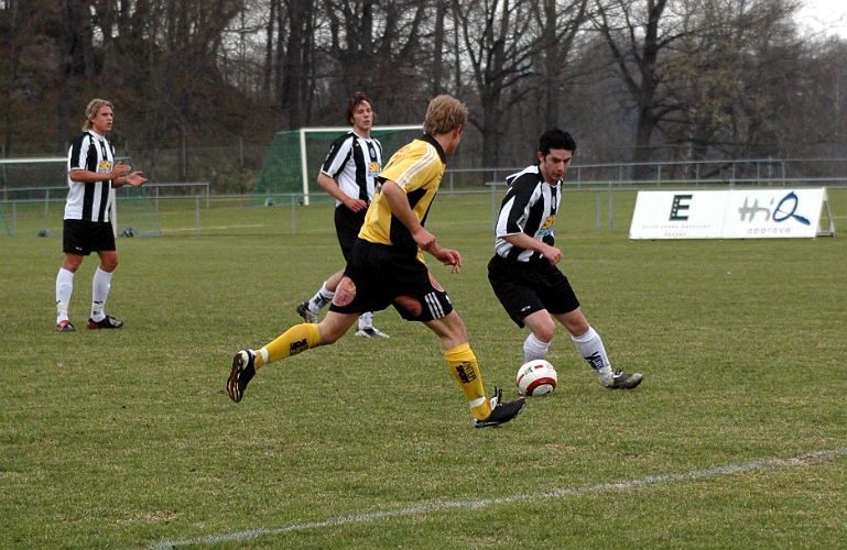 2005_0430_06.jpg - Södras nr.14 Jakob Fransson jobbade hårt hela matchen på sin innermittfältsplats.